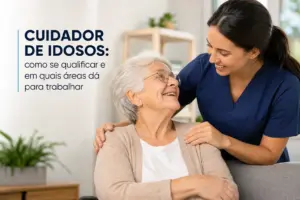 Idosa sorrindo com profissional de saúde em apoio