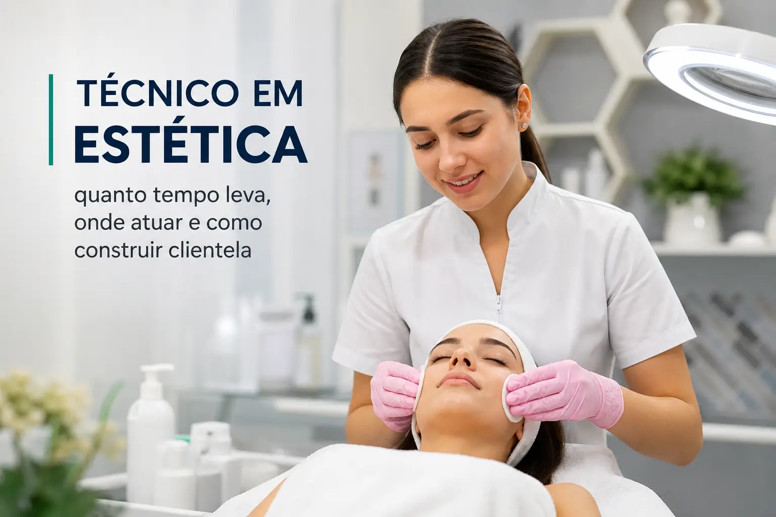 Esteticista aplicando tratamento facial profissional em 2026