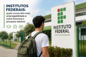 Estudante com mochila verde na frente do Instituto Federal