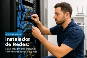 Técnico de TI organizando cabos em rack de rede com uniforme azul