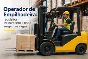 Operador de empilhadeira transportando caixas em armazém