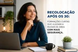 Mulher pensando em recolocação após os 30 no computador