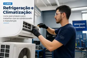Homem mantém ar-condicionado com luvas; banner de curso ao fundo