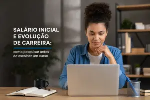 Mulher jovem pesquisando carreira no notebook para 2026