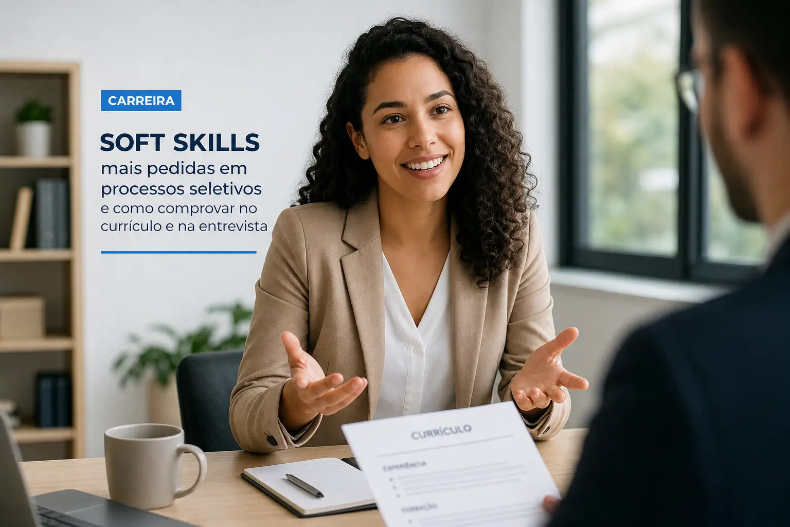 Mulher em entrevista de emprego discutindo soft skills 2026