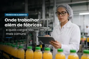 Técnico em alimentos revisa dados em laboratório de processamento