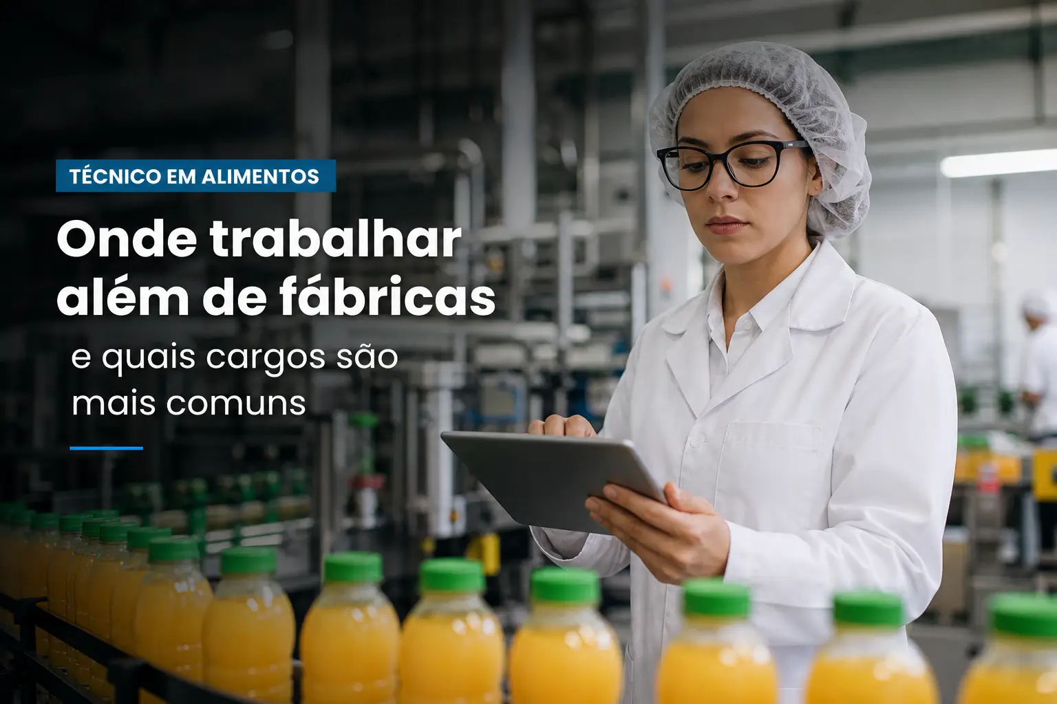Técnico em alimentos revisa dados em laboratório de processamento