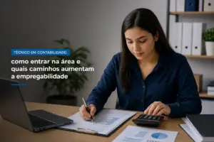 Mulher com laptop e papelada revisa gráfico contábil