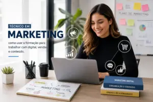 Mulher sorrindo no escritório com gráfico promocional de marketing para 2026