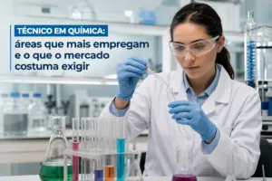 Mulher em laboratório de química manipulando tubo de ensaio